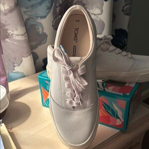 Toms White Sneakers Classic Design